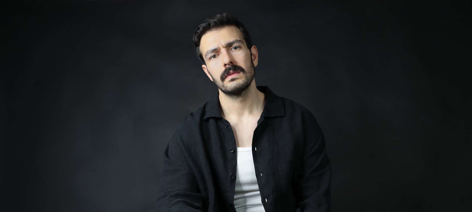 Özgür Cem Tuğluk Kimdir, Rüzgârlı Pazar’da Başrol Mü? Boyu, Kilosu, Yaşı Kaç? Aslen Nereli, Sevgilisi Kim, Hangi Dizi ve Filmlerde Rol Aldı?