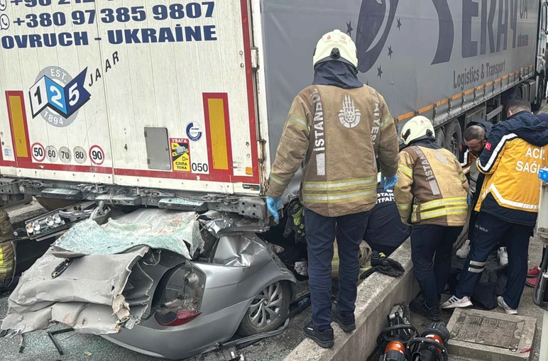 Pendik Kurnaköy gişeler mevki Ankara istikametinde otomobil TIR’ın altına girdi.