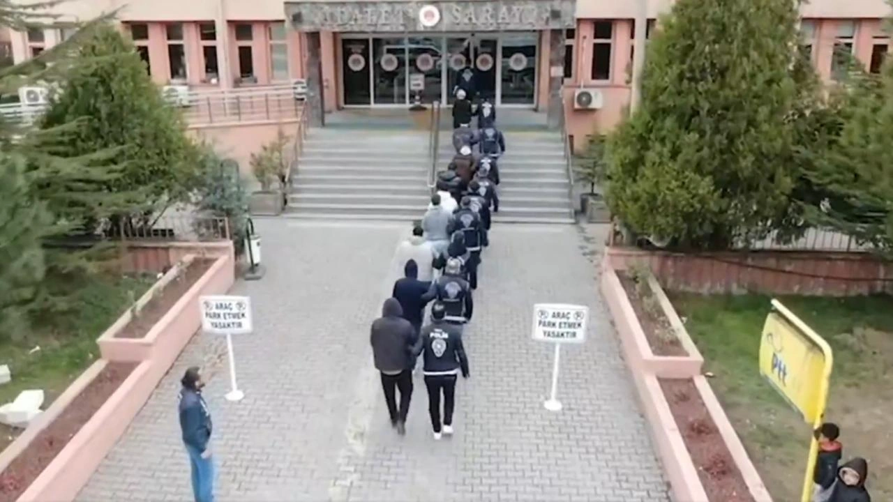 İçişleri Bakanı Ali Yerlikaya, sosyal medya hesabından yaptığı açıklamada, Emniyet