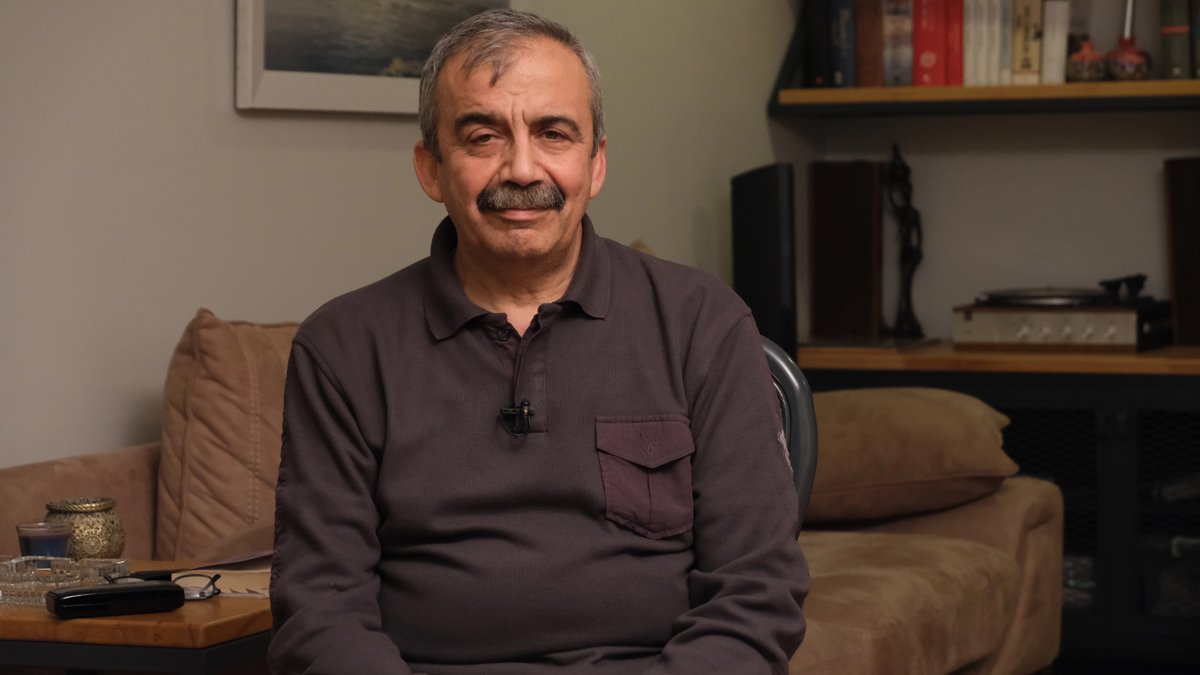 Sırrı Süreyya Önder Aslen Nereli, Alevi Mi, Kürt Mü? Eşi Kim, Kaç Çocuğu Var? Hangi Partiden, Mesleği Ne, Ne İş Yapıyor?