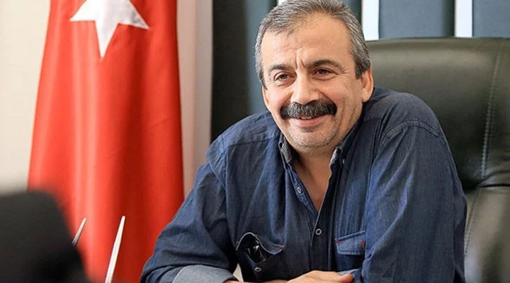Sırrı Süreyya Önder Aslen Nereli, Alevi Mi, Kürt Mü? Eşi Kim, Kaç Çocuğu Var? Hangi Partiden, Mesleği Ne, Ne İş Yapıyor?