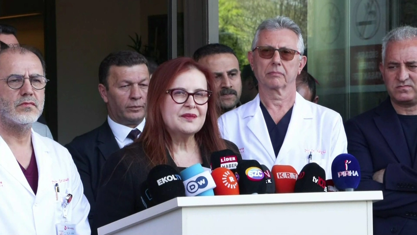 Sırrı Süreyya Önder , geçirdiği kalp rahatsızlığı nedeniyle kaldırıldığı hastanede