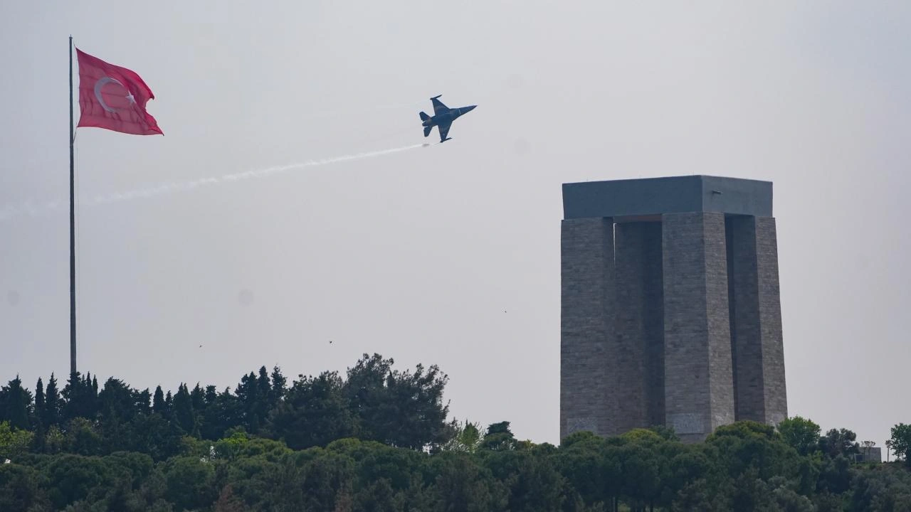 Çanakkale Kara Savaşları’nın 110. yılı etkinlikleri kapsamında SOLOTÜRK’ün Gelibolu Yarımadası’ndaki