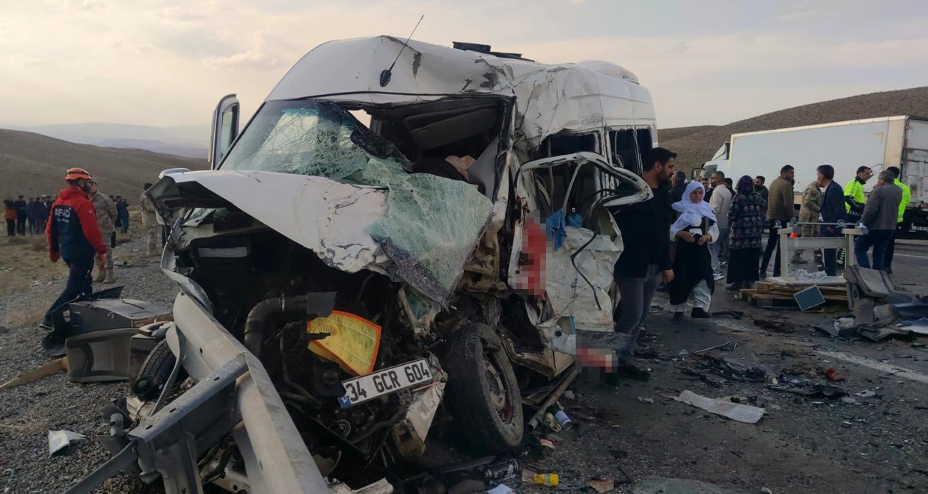 Van ’ın Gürpınar ilçesinde yolcu minibüsüyle kamyonet çarpıştı. Kazada ilk