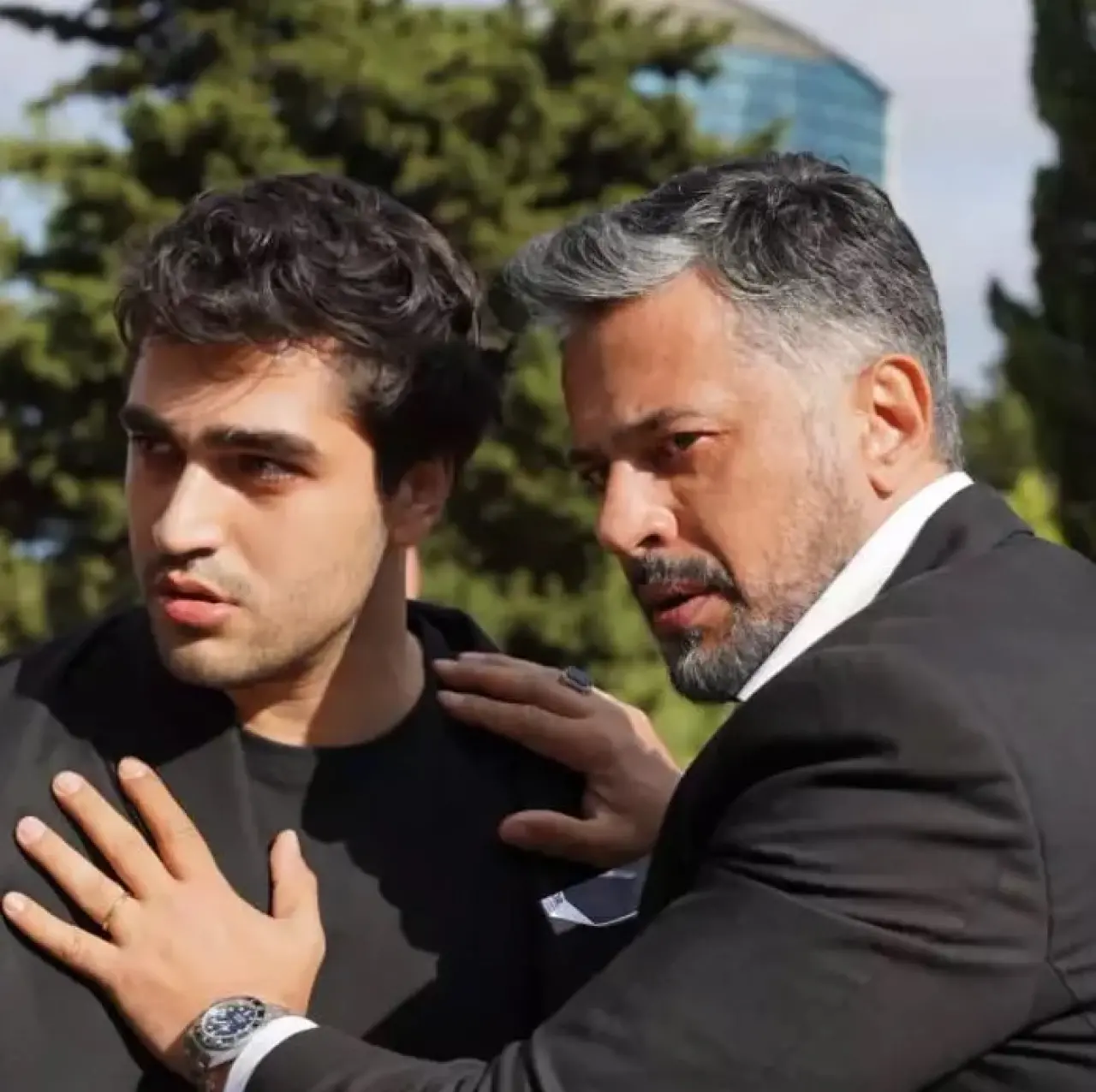 Yalı Çapkını'nın Ferit’i Mert Ramazan Demir Askerde Selfie Paylaşmadı, Sebebi Bambaşka! Emre Altuğ’dan Vefalı Sözler Geldi