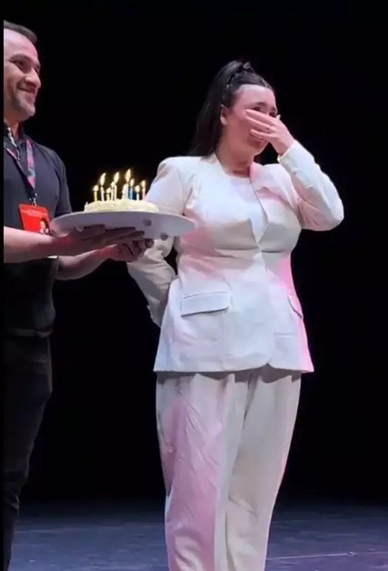 Yasemin Sakallıoğlu Sahnede Gözyaşlarını Tutamadı! Duygusal Doğum Günü Sürprizi