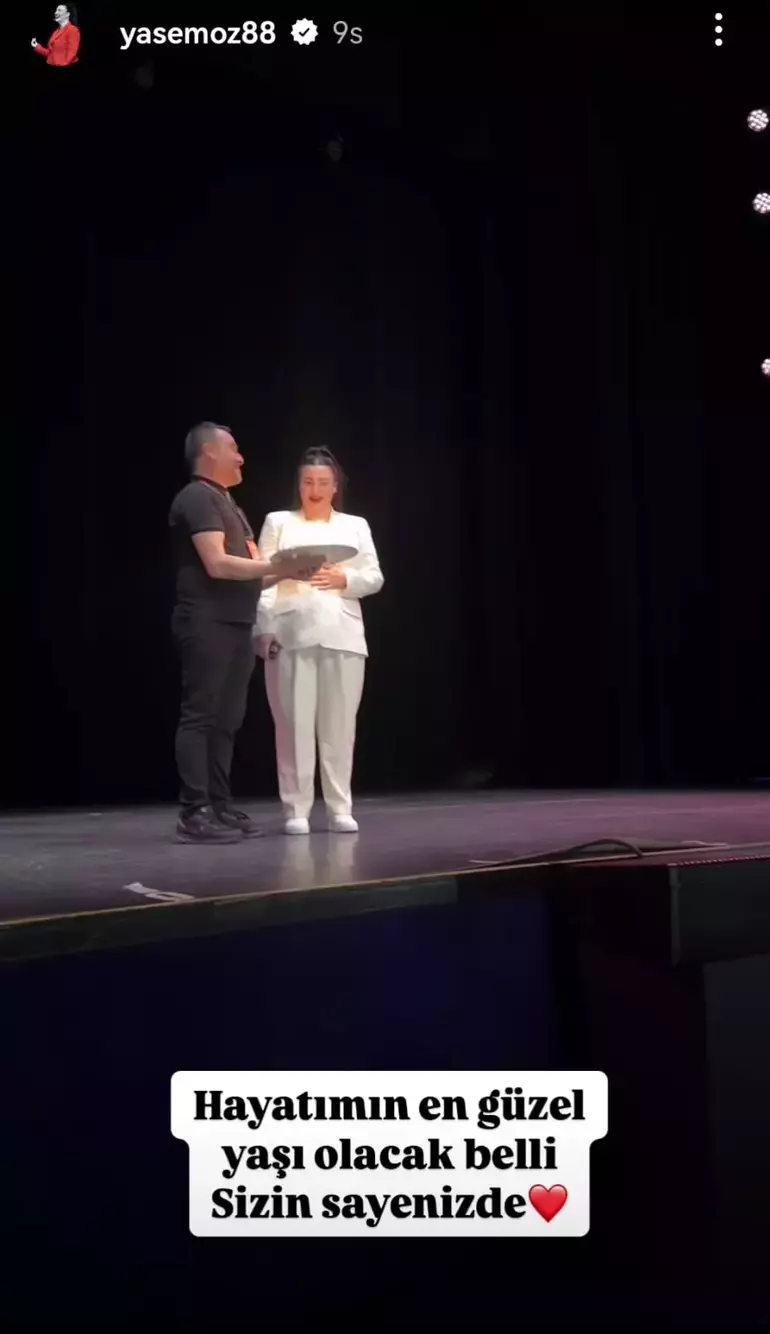 Yasemin Sakallıoğlu Sahnede Gözyaşlarını Tutamadı! Duygusal Doğum Günü Sürprizi