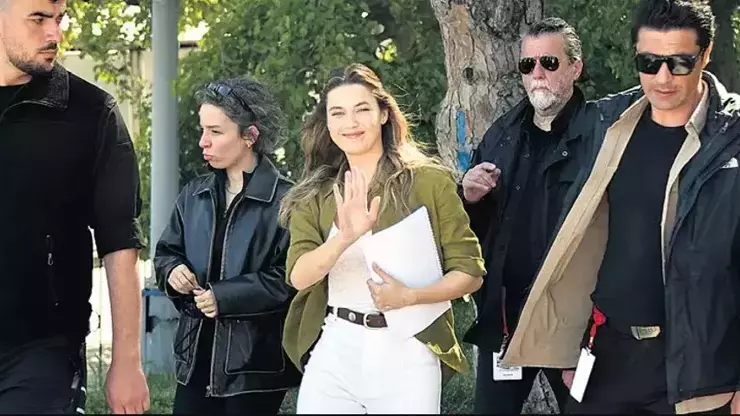 Afra Saraçoğlu Güvenliklerle Görüntülendi! Yeni Proje Sinyali Verdi
