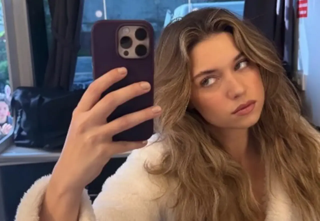 Afra Saraçoğlu’nun Sarı Saçlı Yeni Hali Olay Yarattı! Set Pozu Yeni Projeyi Mi Müjdeliyor?