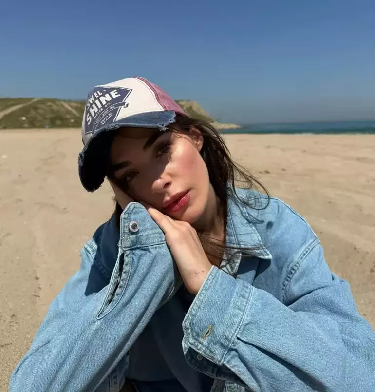 Bensu Soral’dan Plajda İddialı Paylaşım! Instagram Kalp Yağmuruna Tutuldu