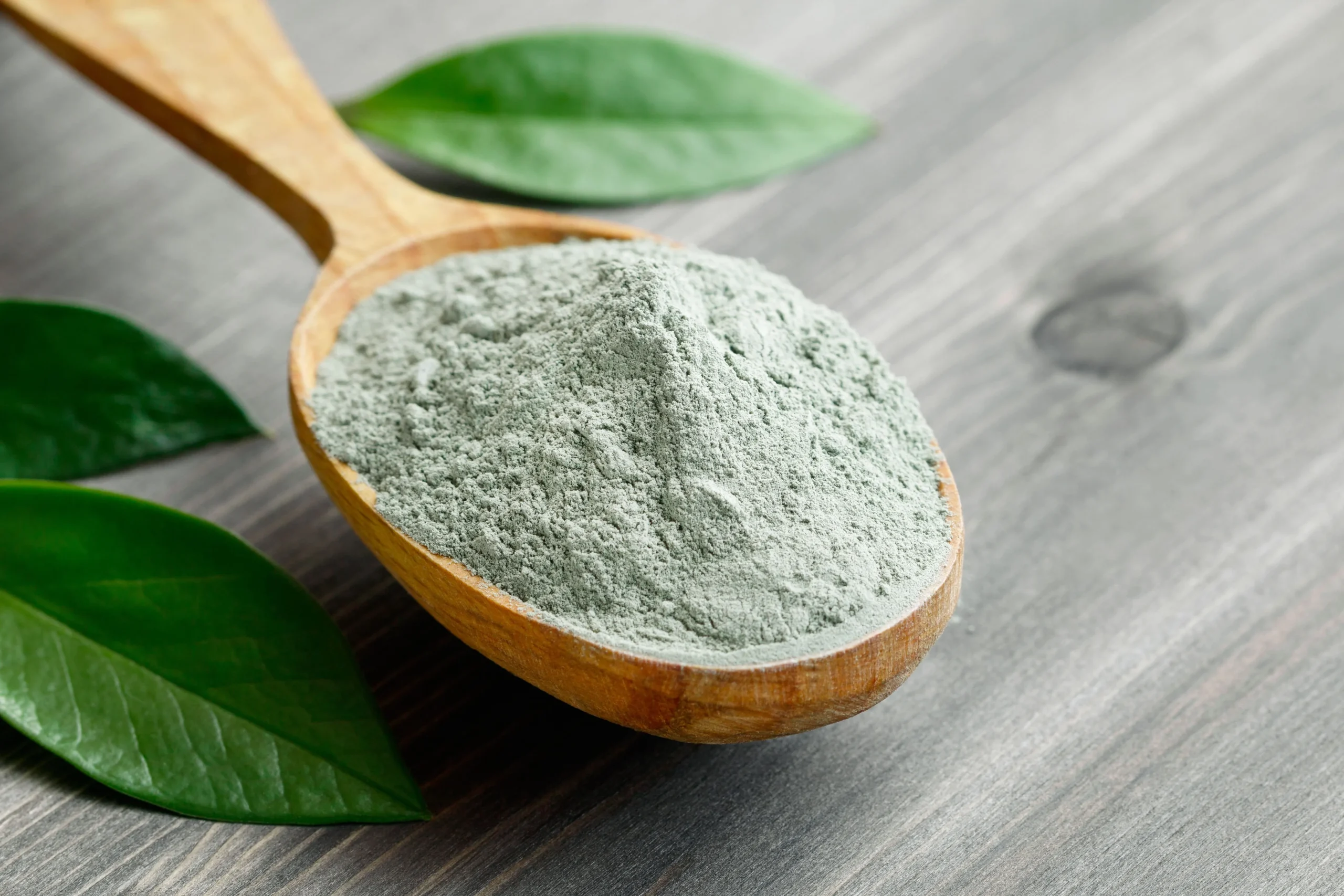 Bentonitin nedir, ne işe yarar? İçilebilir Bentonit nerelerde bulunur, bağırsaklara iyi gelir mi, hangi hastalıklarda kullanılır? Bentonit kili detoks için nasıl kullanılır, içmek için nasıl hazırlanır? Mide için kullanılan bentonit nedir? Bentonit ne zaman içilir?