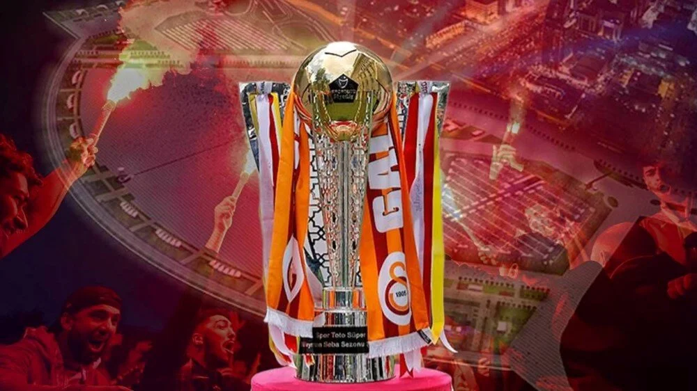 Galatasaray, Süper Lig’deki 25. şampiyonluğunu bugün Yenikapı’da taraftarıyla kutluyor. Canlı