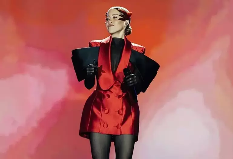 Derya Uluğ’a Şanlıurfa Konserinde Su Şişesi Şoku! “Kaleci Reflekslerim Sağ Olsun”