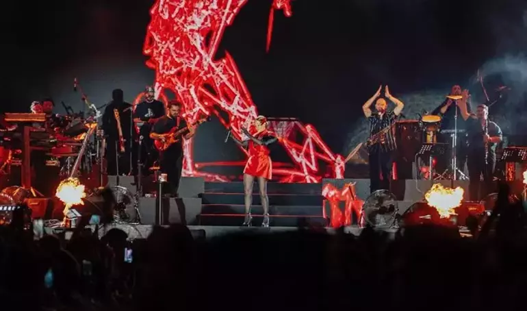 Derya Uluğ’a Şanlıurfa Konserinde Su Şişesi Şoku! “Kaleci Reflekslerim Sağ Olsun”