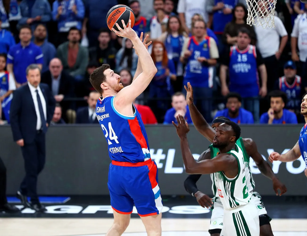 EuroLeague play-off serisinin üçüncü maçında Anadolu Efes, sahasında Yunan temsilcisi