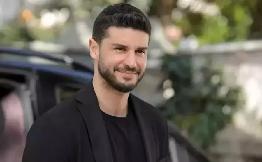Başarılı oyuncu Berk Oktay, 10 aylık kızı Mira ile yaşadığı