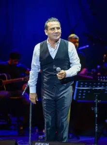 Sanatçı Ferhat Göçer, Para Dergisi’nin “Biz Bize” programında müzik kariyerinden