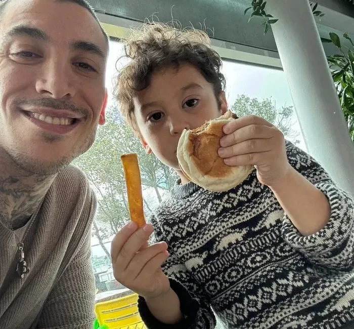 Ünlü şarkıcı Can Bonomo, önceki gün oğlu Roman ile birlikte