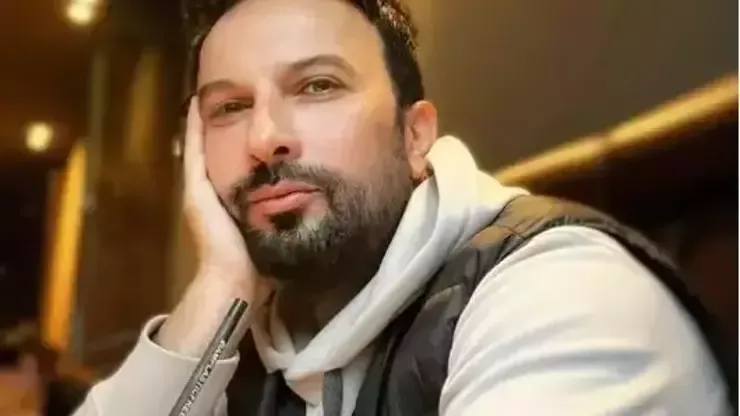 Megastar Tarkan, annesini kaybetmenin acısını yaşarken, Avrupa turnesini iptal etmeyerek