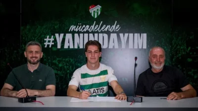 Bursaspor, altyapısında yetişen Ahmet Efe Çakmakkaya ile profesyonel sözleşme imzaladı.