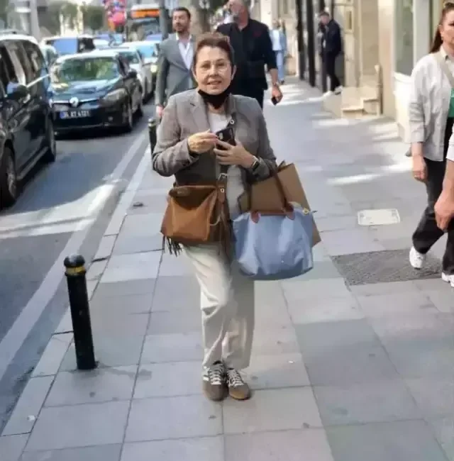 Uzun süredir gözlerden uzak olan ünlü sanatçı Nilüfer, Nişantaşı’nda alışveriş