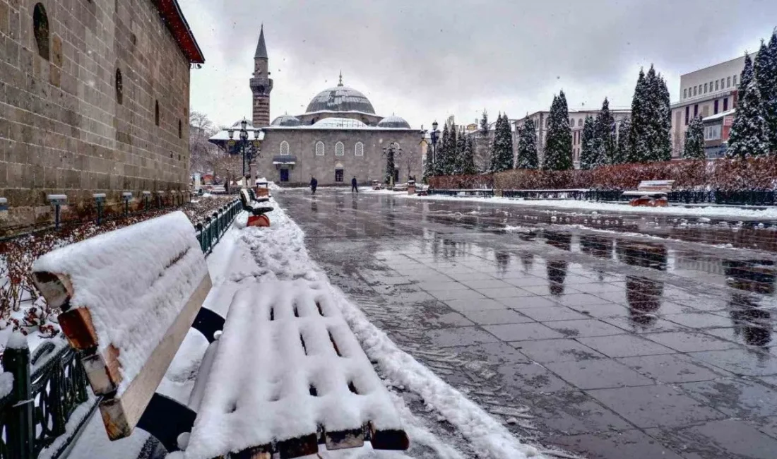 Yaz mevsimine günler kala Erzurum’da lapa lapa kar yağdı. Sabah