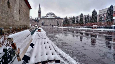 Yaz mevsimine günler kala Erzurum’da lapa lapa kar yağdı. Sabah