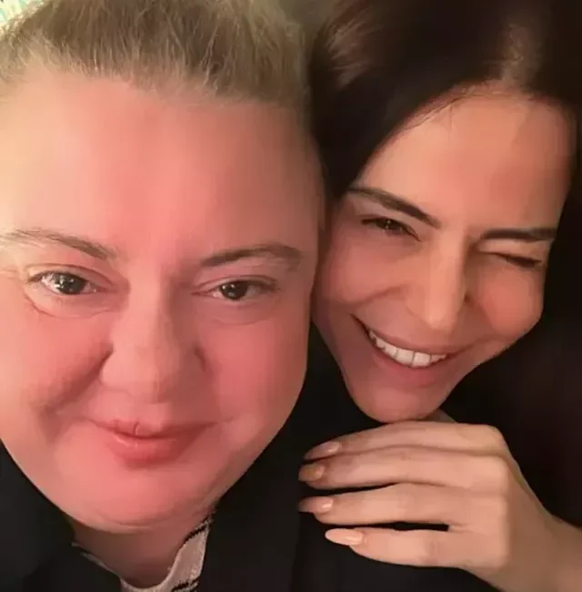 Ünlü şarkıcı Simge Sağın, uykusunda ani şekilde hayatını kaybeden 45