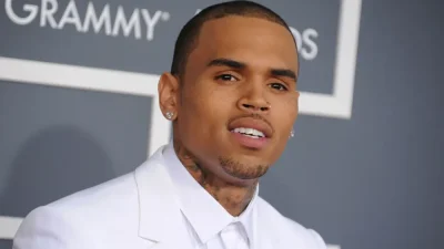 Grammy ödüllü şarkıcı Chris Brown, 2023'te Londra'daki Tape gece kulübünde