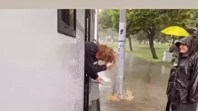 Bahar dizisinin başrol oyuncusu Demet Evgar, İstanbul’daki yağmurlu havayı fırsata