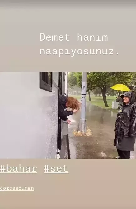 Bahar dizisinin başrol oyuncusu Demet Evgar, İstanbul’daki yağmurlu havayı fırsata