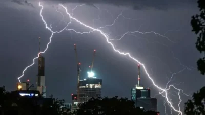 Hindistan'ın doğusundaki Odisha eyaletinde etkili olan şiddetli yağışlar ve gök