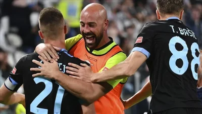 İspanyol kaleci Pepe Reina, 25 yıllık profesyonel futbolculuk kariyerine son