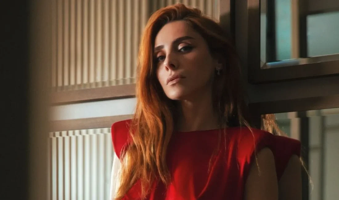 Ünlü oyuncu Nur Fettahoğlu, Etiler’de bir restorandan çıkarken görüntülendi. Kızı