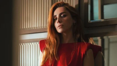 Ünlü oyuncu Nur Fettahoğlu, Etiler’de bir restorandan çıkarken görüntülendi. Kızı