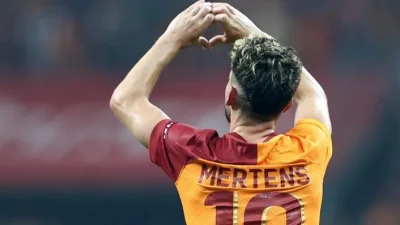 Galatasaray, sezon sonunda futbolu bırakma kararı alan Dries Mertens’e yeni