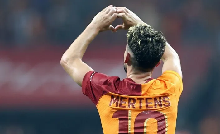 Galatasaray, sezon sonunda futbolu bırakma kararı alan Dries Mertens’e yeni