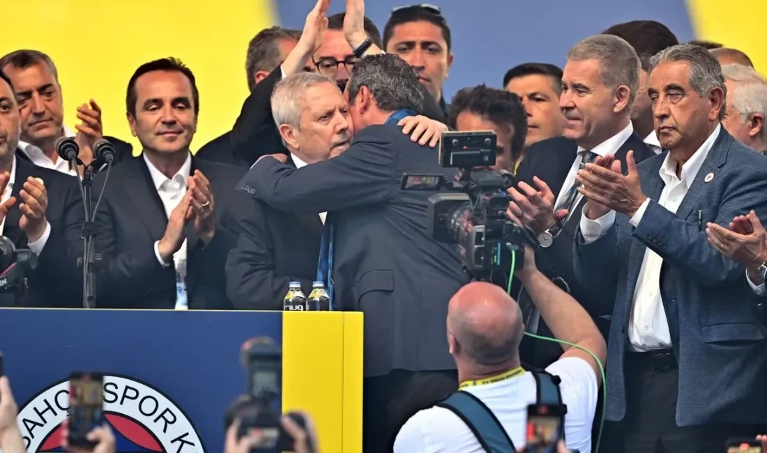 Fenerbahçe Başkanı Ali Koç, kulübün eski başkanı Aziz Yıldırım ile
