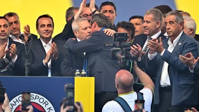 Fenerbahçe Başkanı Ali Koç, kulübün eski başkanı Aziz Yıldırım ile