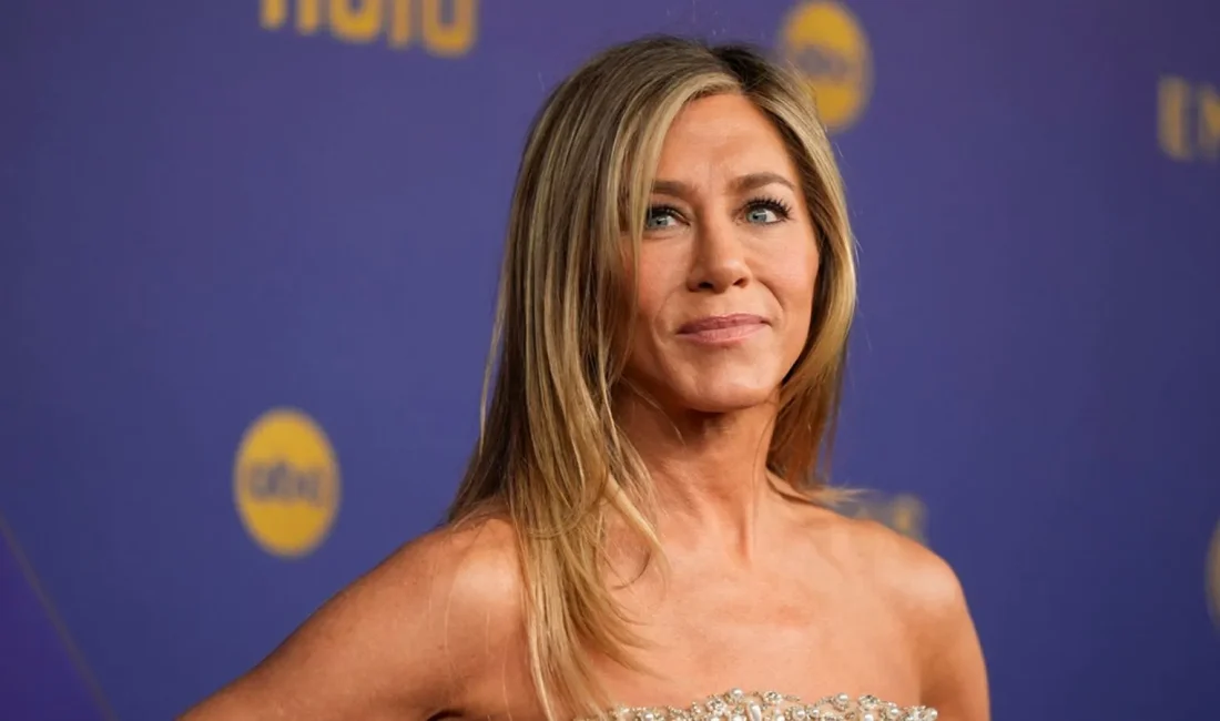 Jennifer Aniston, Hollywood’da popüler olan “sade terlik” modasına katıldı ancak
