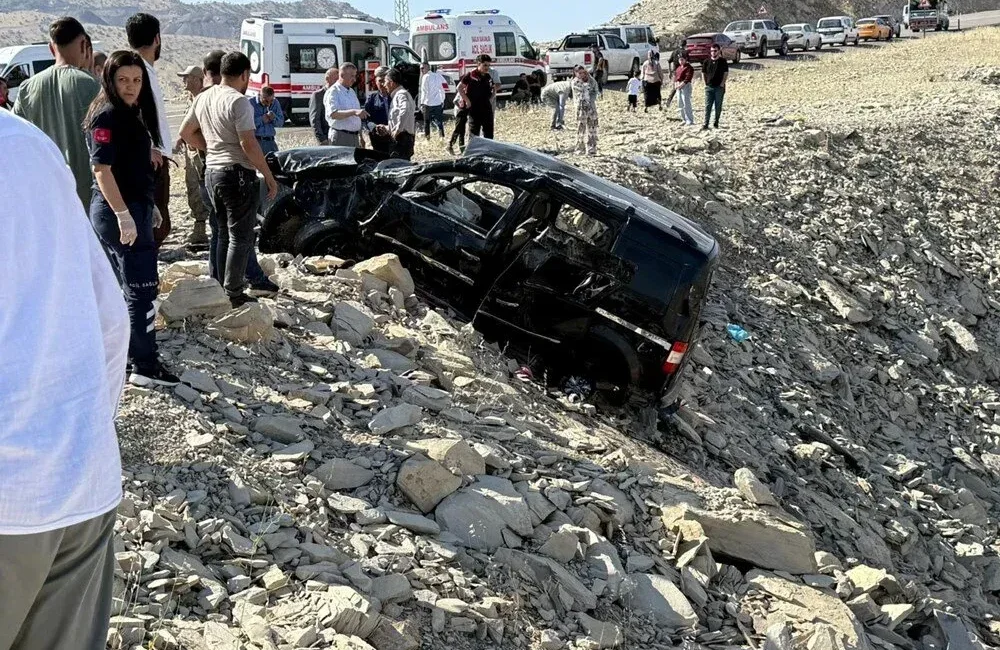 Şırnak’ta meydana gelen trafik kazasında, hafif ticari aracın şarampole devrilmesi