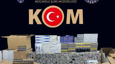 Kocaeli'nin İzmit ilçesinde polis ekipleri, kapalı kasa bir minibüste yaptıkları