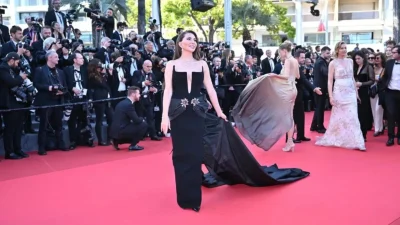 Ebru Yaşar, 78. Cannes Film Festivali’nde göz kamaştırdı. Dünyaca ünlü