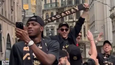 Galatasaray’ın Nijeryalı yıldızı Victor Osimhen, takımın şampiyonluk kutlamalarında transfer iddialarına