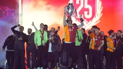 Galatasaray, 25. şampiyonluğunu büyük bir coşkuyla kutladı. Futbolcular, Beyoğlu’ndan otobüs