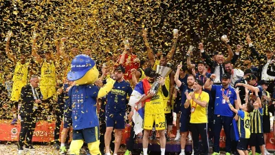 Fenerbahçe Beko, EuroLeague finalinde Monaco’yu 81-70 yenerek tarihindeki ikinci şampiyonluğa