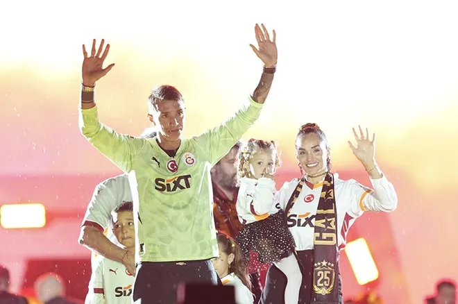Fernando Muslera, Galatasaray’ın 5. yıldızını kutlamak için düzenlenen şampiyonluk töreninde