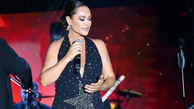 Türk müziğinin usta ismi Hülya Avşar, önceki akşam İzmir'de sahne