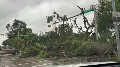 Teksas’ın Houston kentinde sabah saatlerinde etkili olan şiddetli fırtına ve