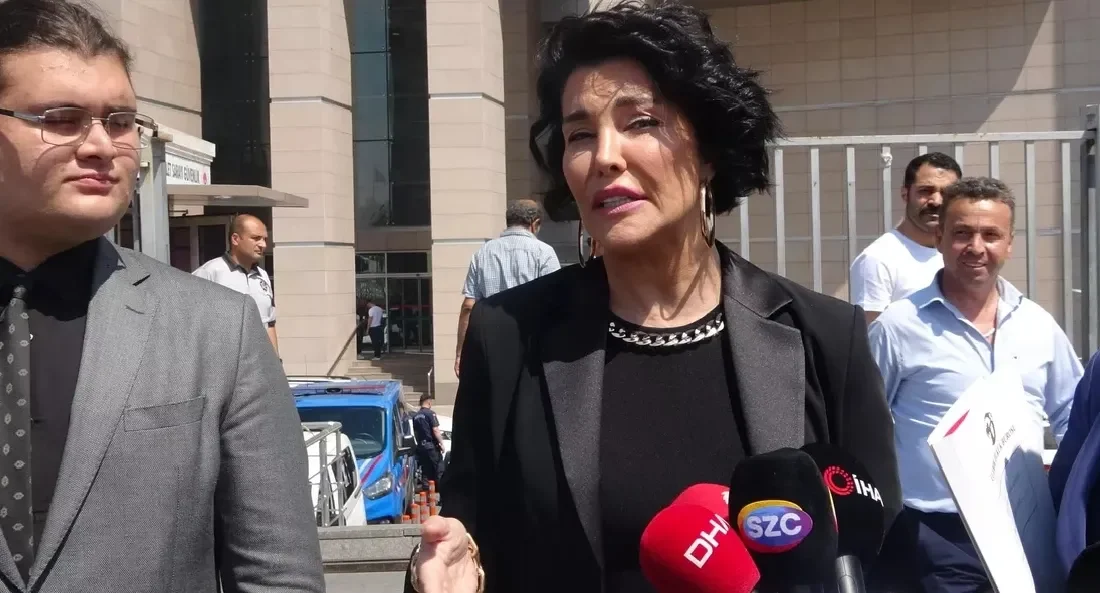 Eski manken Deniz Akkaya, sosyal medya üzerinden kızına ilişkin vesayet